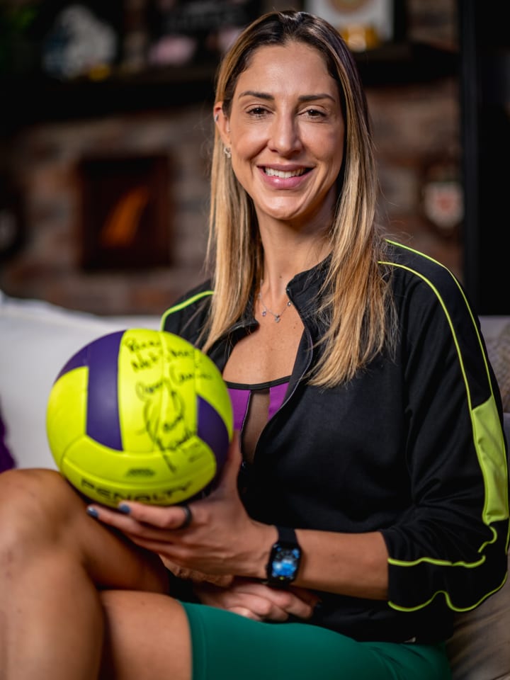 Carol Gattaz bola volei