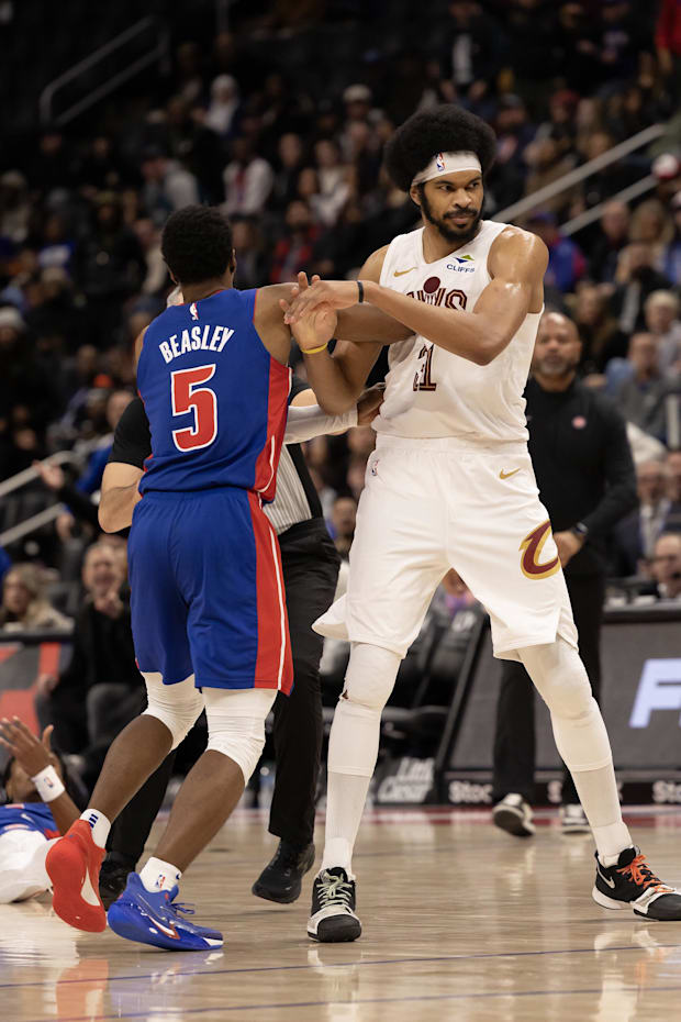 The center of Cleveland Cavaliers Jarrett Allen is sunk by the Detroit Pistons Malik Beasley goalkeeper