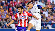 Aldo Cruz de San Luis y el argentino Germán Berterame de Rayados durante la fase regular del A2024