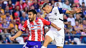 Aldo Cruz de San Luis y el argentino Germán Berterame de Rayados durante la fase regular del A2024