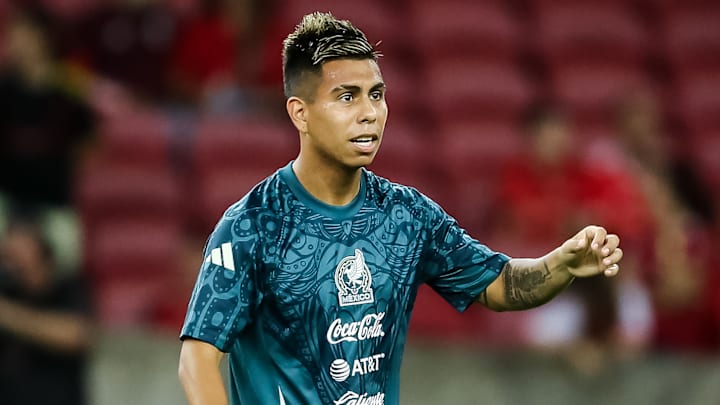 Por fin este sábado, Chivas hizo oficial el fichaje del extremo derecho y seleccionado nacional Efraín Álvarez, procedente de Xolos. Por fin este sábado, Chivas hizo oficial el fichaje del extremo derecho y seleccionado nacional Efraín Álvarez, procedente de Xolos.