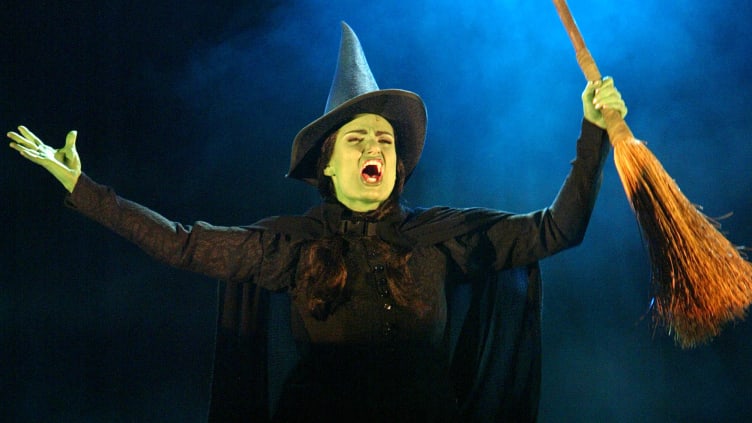 Idina Menzel as Elphaba at the 2004 Tony Awards.