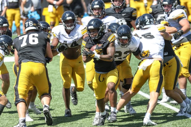 Iowa RB Jaziun Patterson carries the ball at practice on Aug. 10, 2024 in Iowa City. (Rob Howe/HN) 