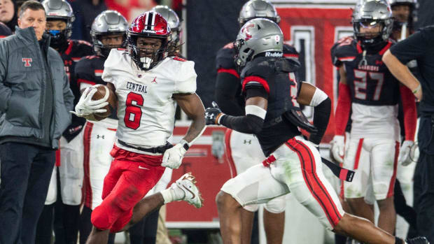 Central Phenix City's Zackariah Simmons (6) runs the ball as Central Phenix City faces Thompson in the Class 7A football stat