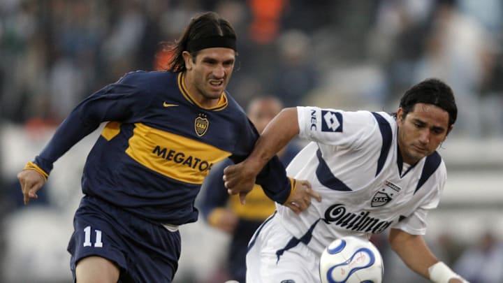 Boca Juniors' forward Bruno Marioni (L)...