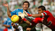 Miguel Sabah (Cruz Azul) y Oswaldo Sánchez (Santos Laguna) durante la final del Clausura 2008.