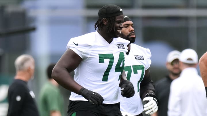 New York Jets rookie tackle Olu Fashanu warms up during training camp.