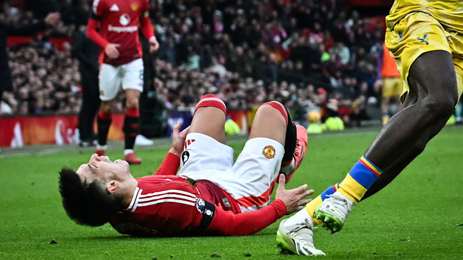 Lisandro Martínez writhing in agony.