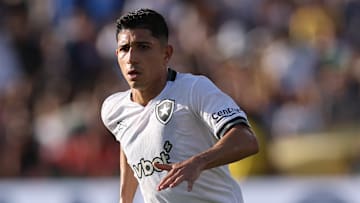 Savarino deve iniciar entre os titulares pelo Botafogo nesta segunda-feira (23)