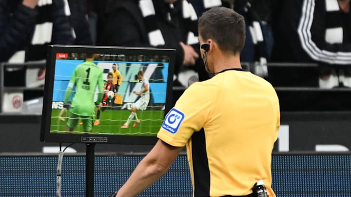 Ein Bundesliga-Schiedsrichter am VAR-Bildschirm