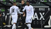  Alassane Plea (links) klatscht mit Breel Embolo (rechts) ab. 