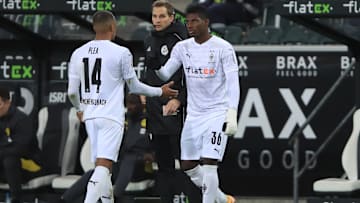 Alassane Plea (links) klatscht mit Breel Embolo (rechts) ab. Alassane Plea (links) klatscht mit Breel Embolo (rechts) ab.