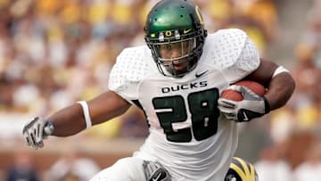 In 2007 as Oregon's lead running back, all-time Duck great Jonathan Stewart carried the ball 280 times for 1722 yards and 11 touchdowns, but late-season injuries crushed the team's title hopes.
