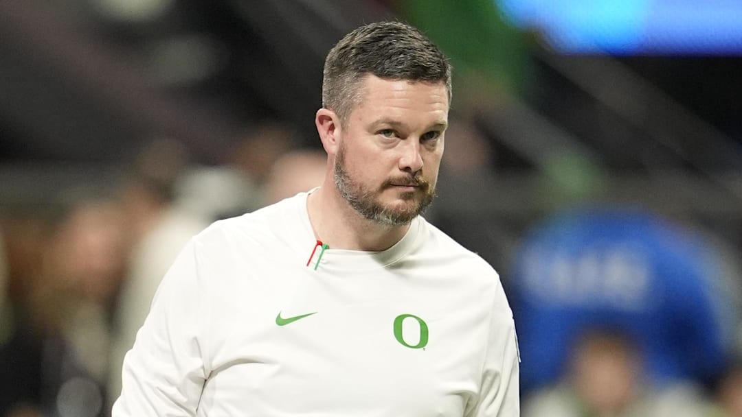 Jan 9, 2026; Atlanta, GA, USA; Oregon Ducks head coach Dan Lanning on the field prior to the 2025 Peach Bowl and semifinal game of the College Football Playoff against the Oregon Ducks at Mercedes-Benz Stadium. Mandatory Credit: Dale Zanine-Imagn Images Jan 9, 2026; Atlanta, GA, USA; Oregon Ducks head coach Dan Lanning on the field prior to the 2025 Peach Bowl and semifinal game of the College Football Playoff against the Oregon Ducks at Mercedes-Benz Stadium. Mandatory Credit: Dale Zanine-Imagn Images