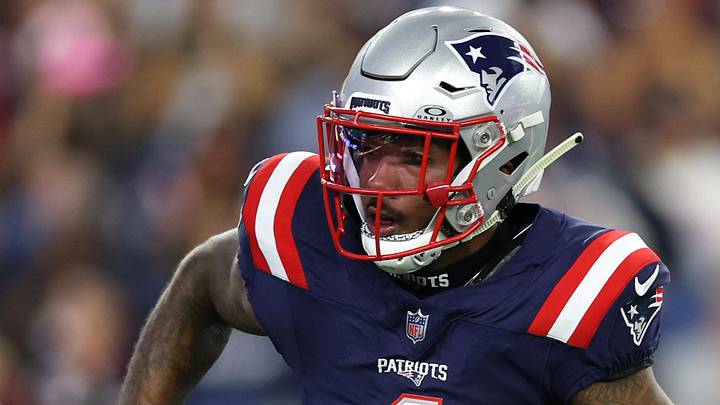  New England Patriots receiver Ja'Lynn Polk (1) runs the ball during the first half against the Washington Commanders at Gillette Stadium.