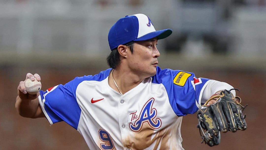 Sep 27, 2025; Cumberland, Georgia, USA; Atlanta Braves shortstop Ha-Seong Kim (9) throws the ball to first base for an out against the Pittsburgh Pirates during the seventh inning at Truist Park. Mandatory Credit: Jordan Godfree-Imagn Images