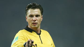 Thorsten Kinhofer geht Antonio Rüdiger scharf an.