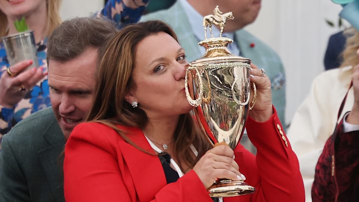 La entrenadora Cherie DeVaux celebra con el trofeo en el círculo de ganadores tras la histórica victoria de Golden Tempo en la 152ª edición del Derby de Kentucky