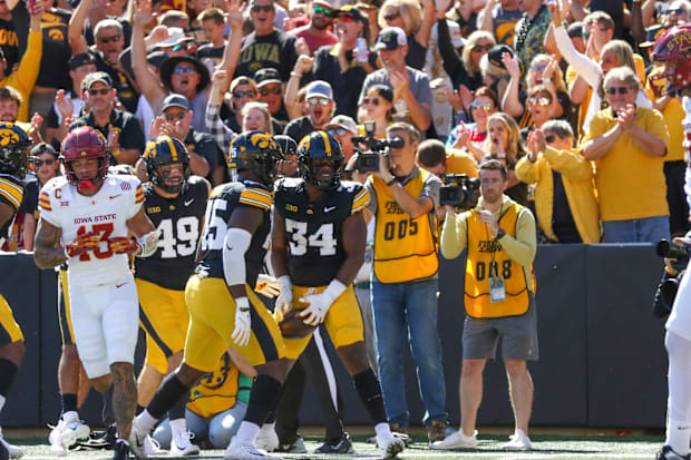 Iowa LB Jay Higgins. (Rob Howe/HN) 