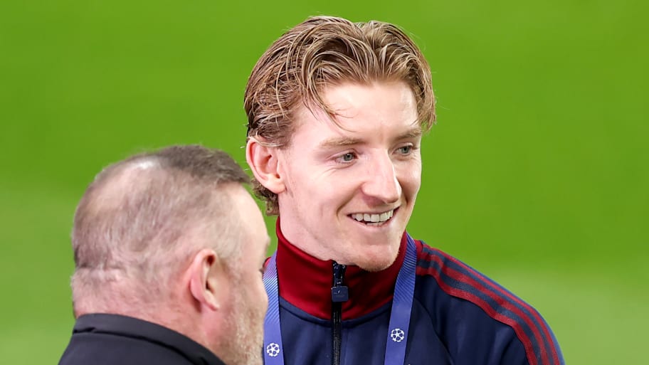 Anthony Gordon (right) and Wayne Rooney.