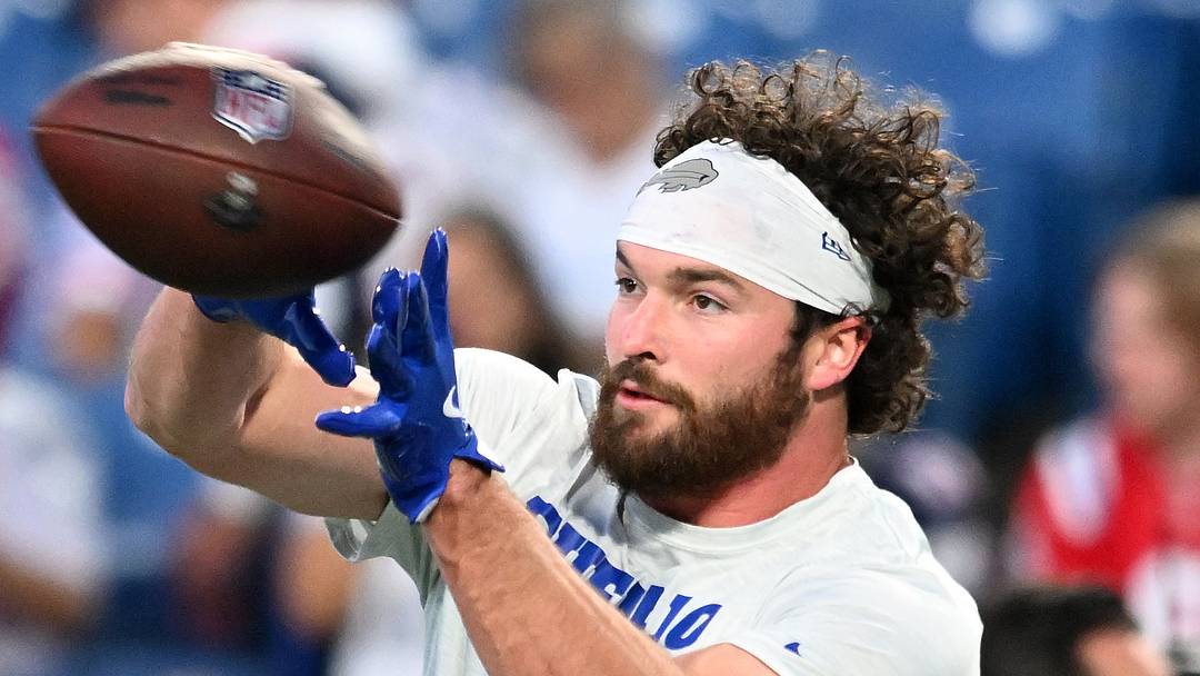 Oct 5, 2025; Orchard Park, New York, USA; Buffalo Bills tight end Dawson Knox (88) practices before the game against the New England Patriots at Highmark Stadium. Mandatory Credit: Mark Konezny-Imagn Images Oct 5, 2025; Orchard Park, New York, USA; Buffalo Bills tight end Dawson Knox (88) practices before the game against the New England Patriots at Highmark Stadium. Mandatory Credit: Mark Konezny-Imagn Images