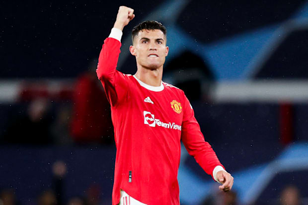 Cristiano Ronaldo levanta el puño para celebrar.