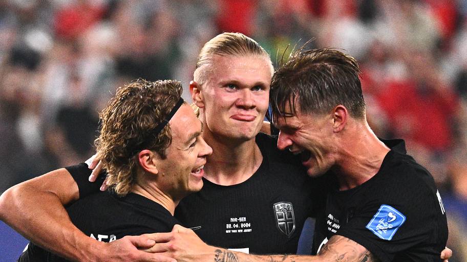 Erling Haaland (center) suppressing his glee.