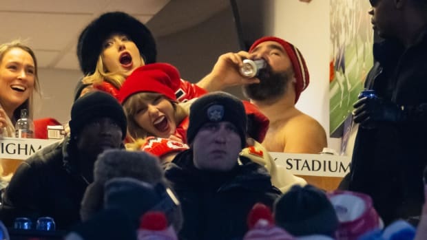 Taylor Swift (center) and Brittany Mahomes react as Jason Kelce