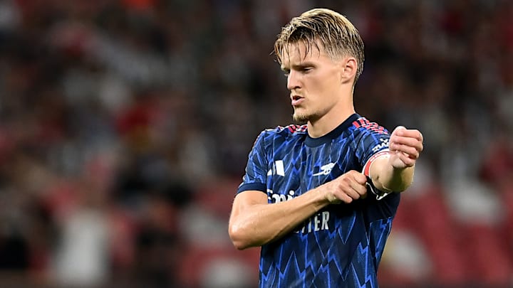Martin Odegaard et Arsenal sortiront un nouveau maillot. Martin Odegaard et Arsenal sortiront un nouveau maillot.