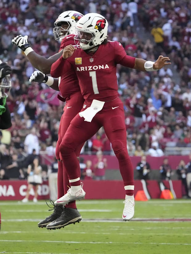 Arizona Cardinals quarterback Kyler Murray (1) celebrates with offensive tackle Kelvin Beachum (68).