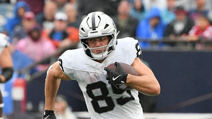 Sep 7, 2025; Foxborough, Massachusetts, USA; Las Vegas Raiders tight end Brock Bowers (89) makes a catch against the New England Patriots during the second half at Gillette Stadium. Mandatory Credit: Bob DeChiara-Imagn Images Sep 7, 2025; Foxborough, Massachusetts, USA; Las Vegas Raiders tight end Brock Bowers (89) makes a catch against the New England Patriots during the second half at Gillette Stadium. Mandatory Credit: Bob DeChiara-Imagn Images