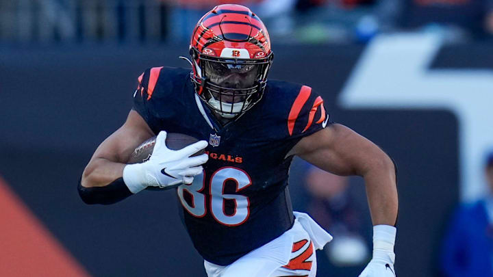 Cincinnati Bengals tight end Noah Fant (86) runs with a catch in the first quarter of the NFL Week 12 game between the Cincinnati Bengals and the New England Patriots at Paycor Stadium in downtown Cincinnati on Sunday, Nov. 23, 2025.