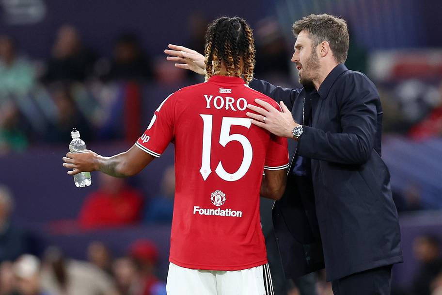 Leny Yoro, Michael Carrick