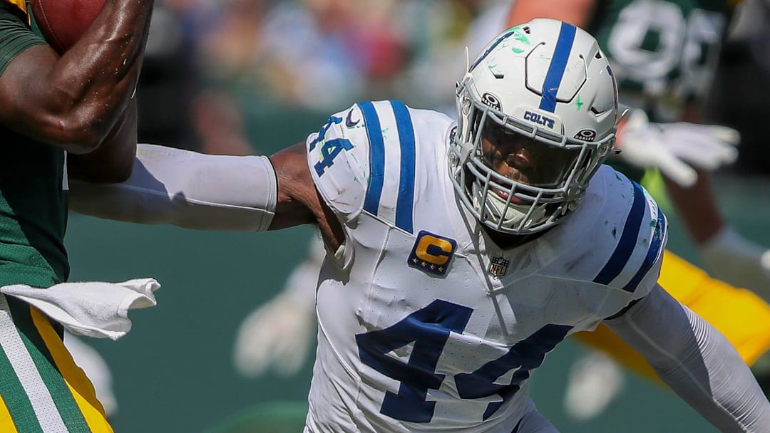Indianapolis Colts linebacker Zaire Franklin applies pressure on Malik Willis during the game against the Packers in 2024.
