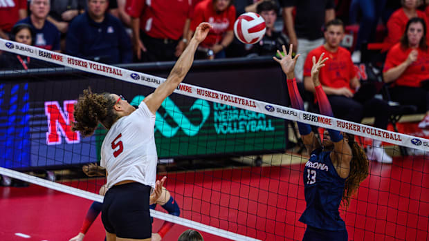 Rebekah Allick recibe una muerte por el primer punto del tercer set. 