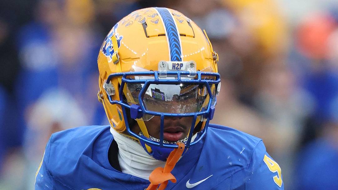 Pittsburgh Panthers linebacker Kyle Louis