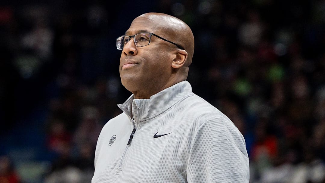 Dec 29, 2025; New Orleans, Louisiana, USA; New York Knicks Head Coach Mike Brown looks on against the New Orleans Pelicans during the first half at Smoothie King Center. Mandatory Credit: Stephen Lew-Imagn Images Dec 29, 2025; New Orleans, Louisiana, USA; New York Knicks Head Coach Mike Brown looks on against the New Orleans Pelicans during the first half at Smoothie King Center. Mandatory Credit: Stephen Lew-Imagn Images