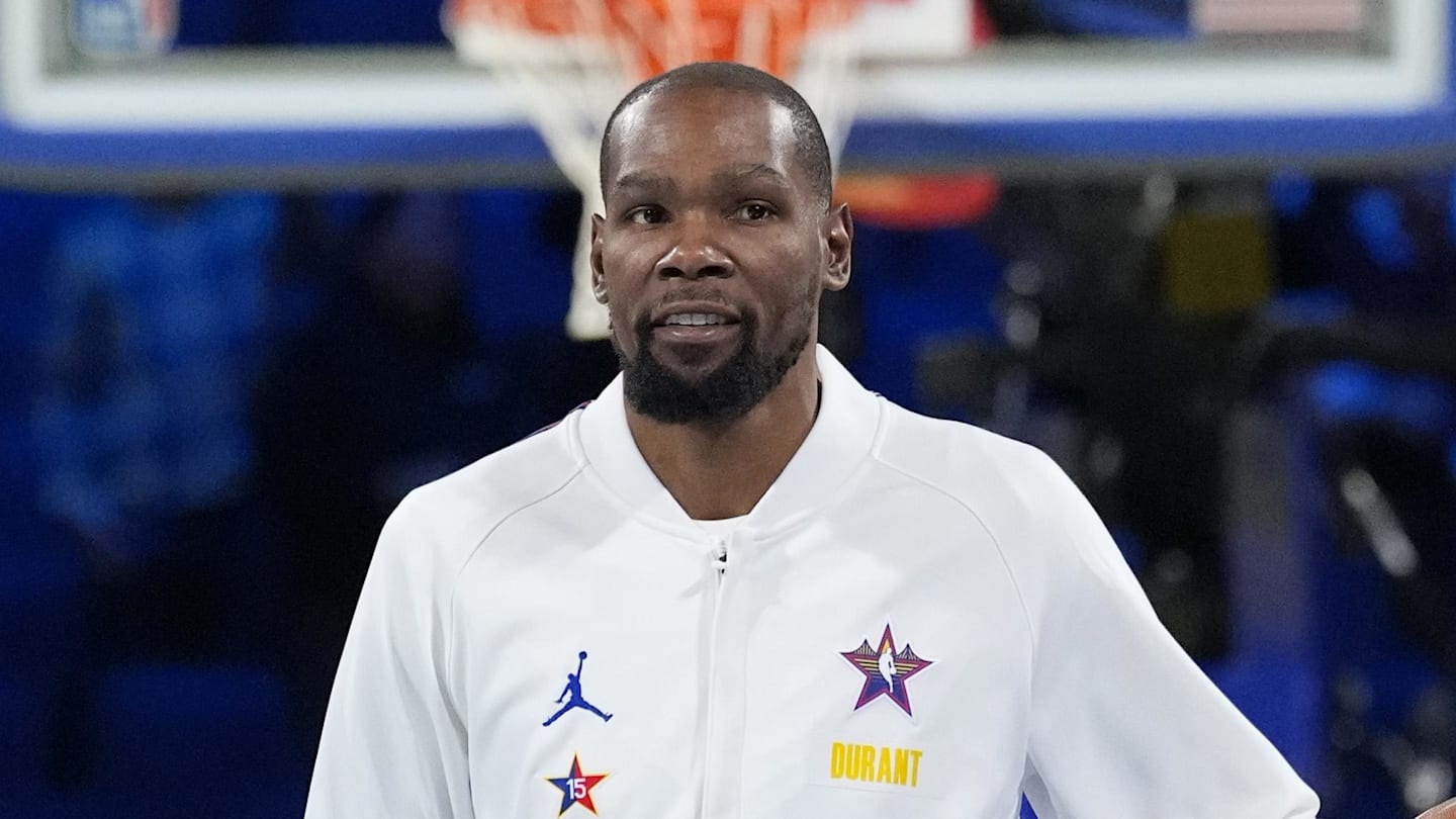 Mics Caught Kevin Durant Making Jokes About Kevin Hart #39 s Height During Mics Caught Kevin Durant Making Jokes About Kevin Hart #39 s Height During