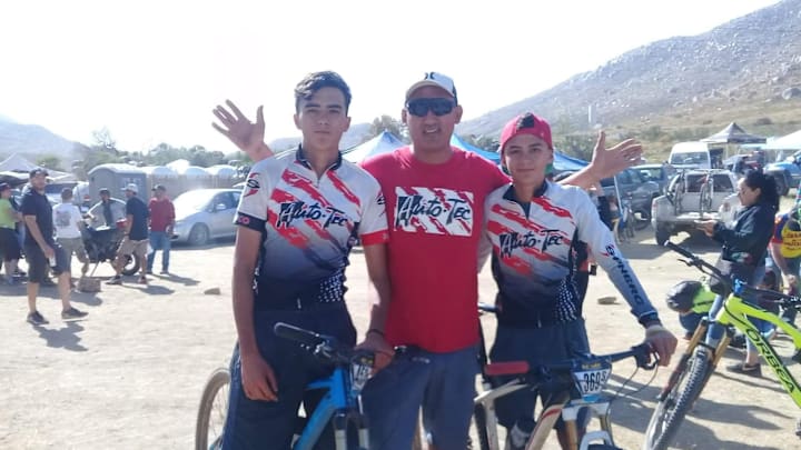 José del Toro con sus hijos Isaac y Ángel.