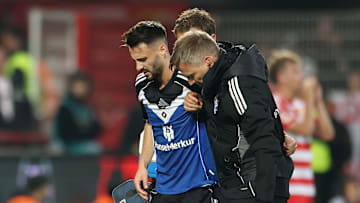 Fabio Vieira humpelt nach seinem Foulspiel vom Platz