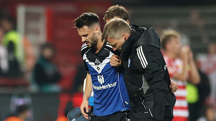 Fabio Vieira humpelt nach seinem Foulspiel vom Platz Fabio Vieira humpelt nach seinem Foulspiel vom Platz