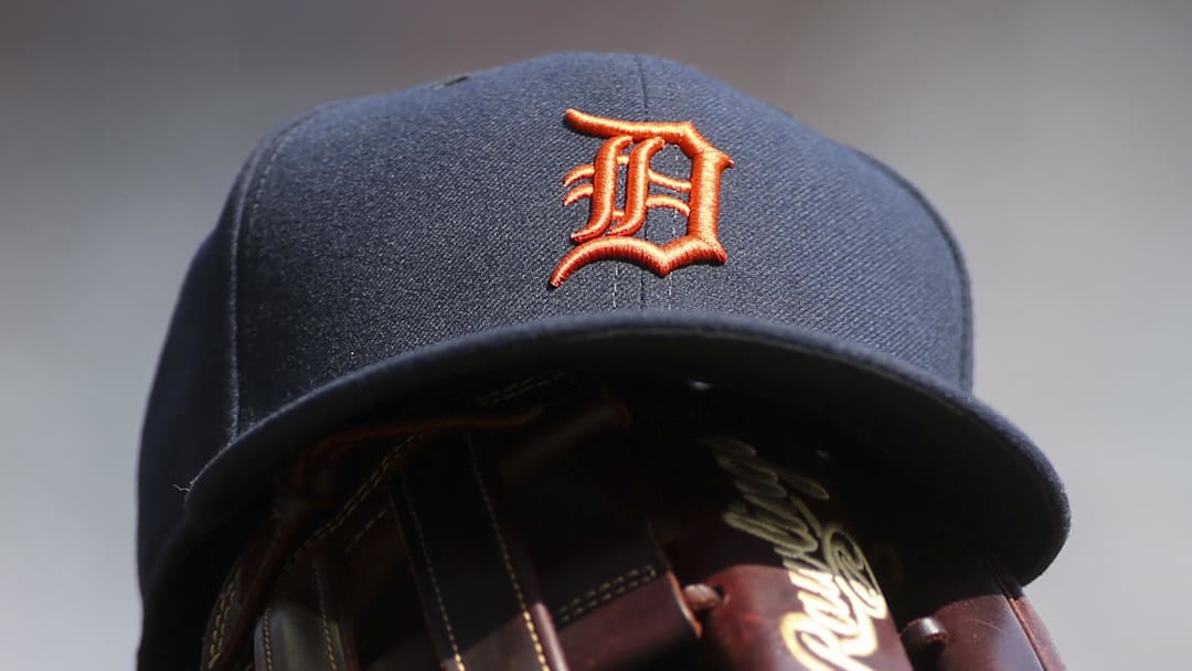 Detroit Tigers hat and glove