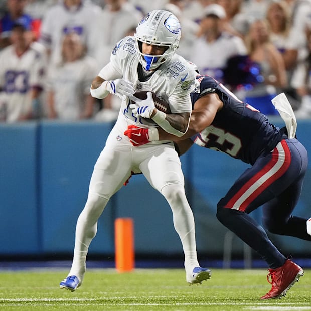 Bills wide receiver Khalil Shakir (10) makes a catch against the Patriots Sunday night.
