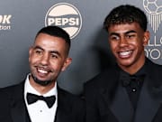 Mounir Nasraoui et son fils Lamine Yamal lors de la cérémonie du Ballon d'Or 2024.