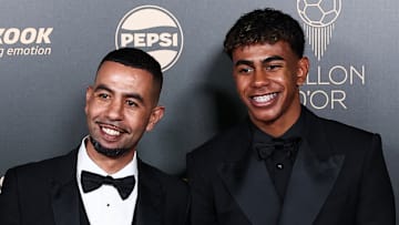 Mounir Nasraoui et son fils Lamine Yamal lors de la cérémonie du Ballon d'Or 2024.
