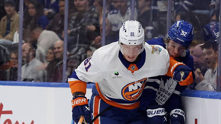 Toronto Maple Leafs play the New York Islanders