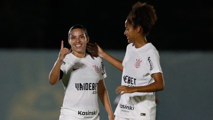 Milene, autora de dois gols em Grêmio 0 x 3 Corinthians