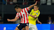 El paraguayo Andrés Cubas y el colombiano Kevin Castaño durante las Eliminatorias CONMEBOL rumbo al Mundial 2026.