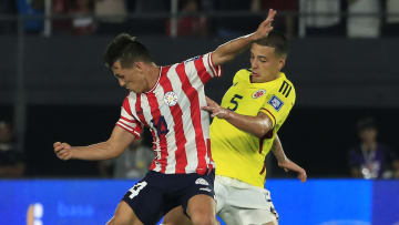 El paraguayo Andrés Cubas y el colombiano Kevin Castaño durante las Eliminatorias CONMEBOL rumbo al Mundial 2026.