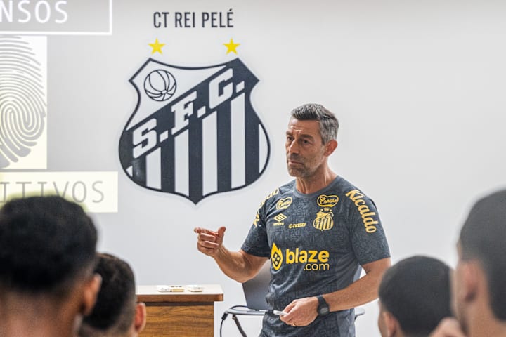 Pedro Caixinha, técnico do Santos em 2025